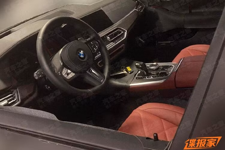 Với kích thước kể trên, BMW X5 kéo dài gần như ngang ngửa so với người anh em X7 vốn có chiều dài 5.151 mm và chiều dài cơ sở 3.105 mm. Sự thay đổi kích thước này chắc chắn sẽ mang đến nội thất rộng rãi hơn cho xe, đặc biệt là hàng ghế sau. Điều này vốn là tiêu chí quan trọng với người tiêu dùng Trung Quốc khi mua xe. Được biết, chiếc BMW X5 kéo dài trong hình ảnh thuộc bản xDrive40Li và đi kèm gói phụ kiện M Sport tiêu chuẩn. Do đó, xe được trang bị vành la-zăng và lốp cỡ lớn hơn cũng như cụm đèn pha laser hiện đại.