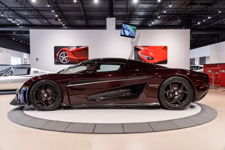 Dòng siêu xe triệu đô Koenigsegg Regera có 1 tính năng thú vị khác là xe tự động mở 2 cửa chỉ thông qua 1 nút bấm trên chìa khóa, ngoài ra, hãng xe Thụy Điển còn tích hợp chức năng "Autoskin" giúp xe tự mở cửa, khoang hành lý phía trước và khoang máy phía sau như 1 mẫu xe trong phim viễn tưởng