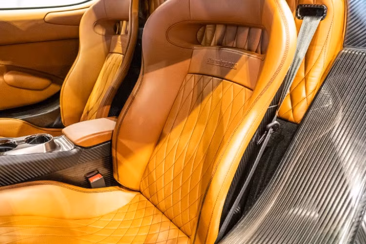 Koenigsegg Regera gây ấn tượng khi sử dụng hệ dẫn động hybrid bao gồm động cơ xăng xăng V8, Biturbo, dung tích 5.0 lít kết hợp cùng 3 mô-tơ điện đã cho ra công suất tổng cộng hơn 1.500 mã lực cùng mô-men xoắn cực đại 2.000 Nm.