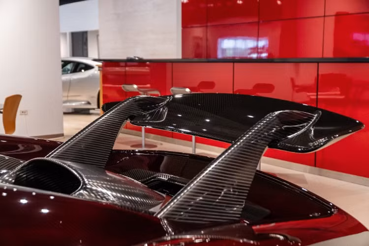 Chiếc xe với màu sơn đỏ carbon chỉ mới lăn bánh khoảng 200 km, số đồng hồ công tơ mét này còn khá mới nên giá xe Koenigsegg Regera sau khi bán lại tại đại lý nhiều khả năng sẽ trên 4 triệu đô la (khoảng 91,2 tỷ đồng), tức gấp đôi so với giá xuất xưởng của Koenigsegg Regera. Được biết, chiếc xe Koenigsegg Regera này mang số khung 158