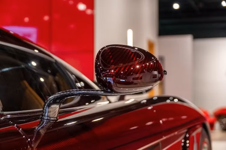 Koenigsegg Regera được đại gia Hoàng Kim Khánh "để mắt" có khả năng tăng tốc từ vị trí xuất phát lên 100 km/h trong thời gian 2,8 giây trước khi đạt vận tốc tối đa 400 km/h. Xe sử dụng cơ cấu truyền động trực tiếp Direct Drive thay vì hộp số như quen thuộc.