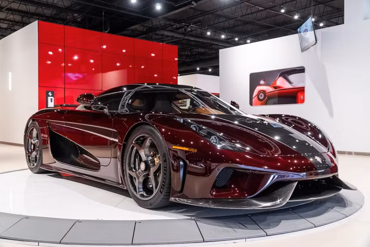 Trong đó, người bạn thân của Hoàng Kim Khánh chia sẻ ảnh 1 chiếc siêu xe Koenigsegg Regera với bộ áo khá độc đáo là sợi carbon đỏ đã thu hút không ít sự chú ý của cộng đồng mạng. Hiện chưa rõ đây có phải là chiếc xe hypercar Koenigsegg Regera sẽ về nước của chủ nhân McLaren Senna độc nhất Việt Nam hay là 1 chiếc khác mang màu sơn nào đó.
