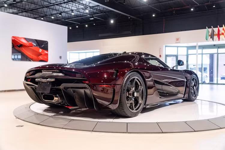 Chiếc Koenigsegg Regera triệu đô đang gây sóng gió giới mê xe trong nước từng được đại lý Koenigsegg ở Mỹ rao bán trong gần 2 năm qua nhưng vẫn chưa rõ là đã có chủ nhân đặt mua hay chưa.