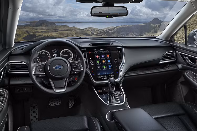 Đáng chú ý, mẫu xe wagon Subaru Outback 2021 còn được trang bị chế độ lái X-Mode mới phù hợp với địa hình off-road. Khoảng sáng gầm xe của Subaru Outback mới được gia tăng, đạt 213mm, giúp người lái tự tin di chuyển trên những đoạn đường gồ ghề.