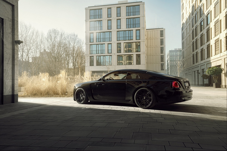 Về sức mạnh, Rolls-Royce Wraith Black Badge tiêu chuẩn sử dụng động cơ tăng áp kép 6.6L V12 sản sinh công suất 623 mã lực và mô-men xoắn 870 Nm. Còn ở phiên bản Spofec Overdose, sức mạnh đã được nâng thành 707 mã lực cùng sức kéo 986 Nm.