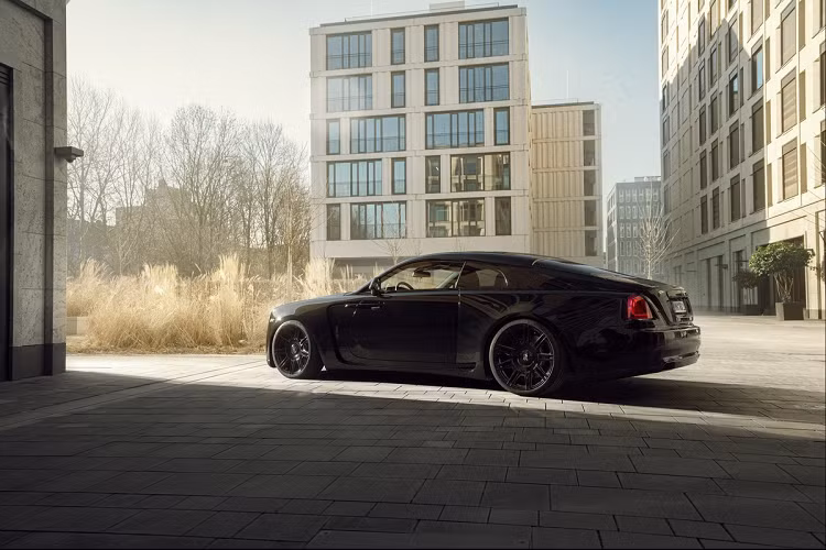 Về sức mạnh, Rolls-Royce Wraith Black Badge tiêu chuẩn sử dụng động cơ tăng áp kép 6.6L V12 sản sinh công suất 623 mã lực và mô-men xoắn 870 Nm. Còn ở phiên bản Spofec Overdose, sức mạnh đã được nâng thành 707 mã lực cùng sức kéo 986 Nm.