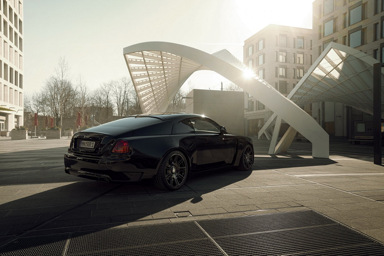 Chắn bùn trước và sau được thay bằng loại thể thao với kích thước rộng hơn, khe lấy gió phía sau tinh chỉnh giúp tối ưu hiệu quả tản nhiệt phanh. Cản trước cũng được thiết kế lại với khả năng giảm sức cản của không khí khi xe vận hành ở tốc độ cao.