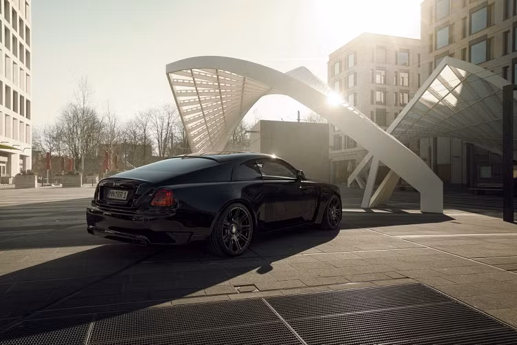 Chắn bùn trước và sau được thay bằng loại thể thao với kích thước rộng hơn, khe lấy gió phía sau tinh chỉnh giúp tối ưu hiệu quả tản nhiệt phanh. Cản trước cũng được thiết kế lại với khả năng giảm sức cản của không khí khi xe vận hành ở tốc độ cao.