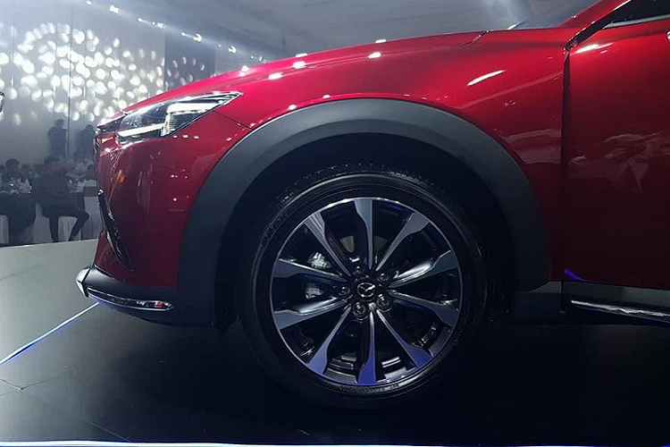 Đối thủ chính của Mazda CX-30 2021 mới tại Việt Nam chính là Kia Seltos và Toyota Corolla Cross, 2 mẫu SUV 5 chỗ bán tốt nhất ở Việt Nam sau 3 tháng đầu năm. Trong khi đó, Mazda CX-3 hướng đến việc cạnh tranh với Ford EcoSport và Hyundai Kona, 2 “cựu vương” của nhóm SUV hạng B. Tuy có điểm tương đồng trong tên gọi, CX-3 và CX-30 có nhiều sự khác biệt về mặt thiết kế, thông số và hiệu năng vận hành. Dễ nhận thấy nhất là ngoại hình của CX-3 gọn gàng hơn so với CX-30.