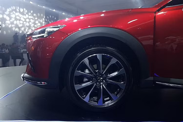 Đối thủ chính của Mazda CX-30 2021 mới tại Việt Nam chính là Kia Seltos và Toyota Corolla Cross, 2 mẫu SUV 5 chỗ bán tốt nhất ở Việt Nam sau 3 tháng đầu năm. Trong khi đó, Mazda CX-3 hướng đến việc cạnh tranh với Ford EcoSport và Hyundai Kona, 2 “cựu vương” của nhóm SUV hạng B. Tuy có điểm tương đồng trong tên gọi, CX-3 và CX-30 có nhiều sự khác biệt về mặt thiết kế, thông số và hiệu năng vận hành. Dễ nhận thấy nhất là ngoại hình của CX-3 gọn gàng hơn so với CX-30.