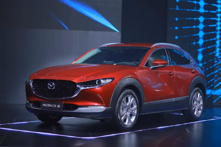 Các trang bị nổi bật trên phiên bản cao cấp của Mazda CX-3 có thể kể đến kết nối Apple CarPlay/Android Auto, ghế lái chỉnh điện tích hợp nhớ vị trí, hiển thị vận tốc trên kính lái (HUD), tay lái tích hợp lẫy chuyển số, gương chiếu hậu chống chói tự động… 