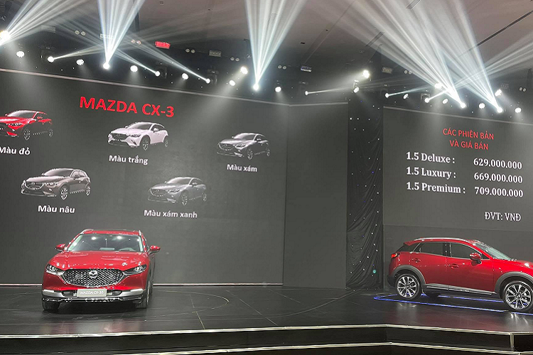 Trong khi đó, Mazda CX-30 có 2 tùy chọn Luxury và Premium, giá bán dao động 839 đến 899 triệu đồng. Giá xe Mazda CX-30 đắt hơn Kia Seltos (609-729 triệu đồng) và tương đương 2 mẫu xe đồng hương Toyota Corolla Cross (720 đến 910 triệu đồng), Honda HR-V (786 đến 871 triệu đồng).