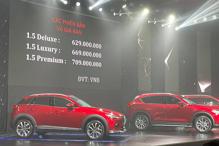 Được phát triển từ Mazda2, CX-3 có chiều dài tổng thể 4.275 mm và chiều dài cơ sở 2.570 mm. Thông số này nhỉnh hơn so với EcoSport và Kona, nhưng lại kém khi đặt cạnh Peugeot 2008 hay Kia Seltos. Dù là bản facelift, CX-3 nay vẫn dùng các chi tiết nhận diện đã có trên loạt xe Mazda cách đây vài năm, chẳng hạn như lưới tản nhiệt có cách thanh kim loại nằm ngang, đèn trước và đèn hậu tròn trĩnh hay đèn sương mù trước đặt dọc.