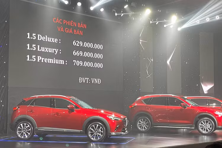 Được phát triển từ Mazda2, CX-3 có chiều dài tổng thể 4.275 mm và chiều dài cơ sở 2.570 mm. Thông số này nhỉnh hơn so với EcoSport và Kona, nhưng lại kém khi đặt cạnh Peugeot 2008 hay Kia Seltos. Dù là bản facelift, CX-3 nay vẫn dùng các chi tiết nhận diện đã có trên loạt xe Mazda cách đây vài năm, chẳng hạn như lưới tản nhiệt có cách thanh kim loại nằm ngang, đèn trước và đèn hậu tròn trĩnh hay đèn sương mù trước đặt dọc.