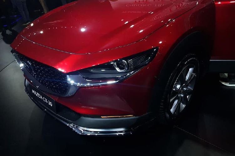 Không gian hàng ghế sau của CX-30 rộng rãi hơn “đàn em” CX-3. Khoảng để chân và không gian trần dư dả đôi chút với người lớn cao 1,7 m. Độ rộng của băng ghế cũng tốt hơn CX-3. Hệ thống an toàn trên CX-30 có thêm chức năng kiểm soát hành trình thích ứng, hỗ trợ giữ làn, cảnh báo lệch làn, hỗ trợ phanh thông minh phía trước (SBS-F), phanh tay điện tử, giữ phanh tự động, 7 túi khí...