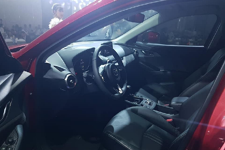 Với CX-30, ngoại hình của xe trông thanh thoát và hiện đại. Lưới tản nhiệt được viền crôm dày và đồ họa dạng tổ ong, hốc đèn sương mù nằm ngang, đèn chiếu sáng và đèn hậu tạo hình mảnh hơn, tương tự Mazda3. Các trang bị ngoại thất tương đồng giữa CX-3 và CX-30 có thể kể đến đèn chiếu sáng LED, đèn hậu LED, mâm xe hợp kim 18 inch. Riêng CX-30 có thêm cốp sau đóng mở điện.