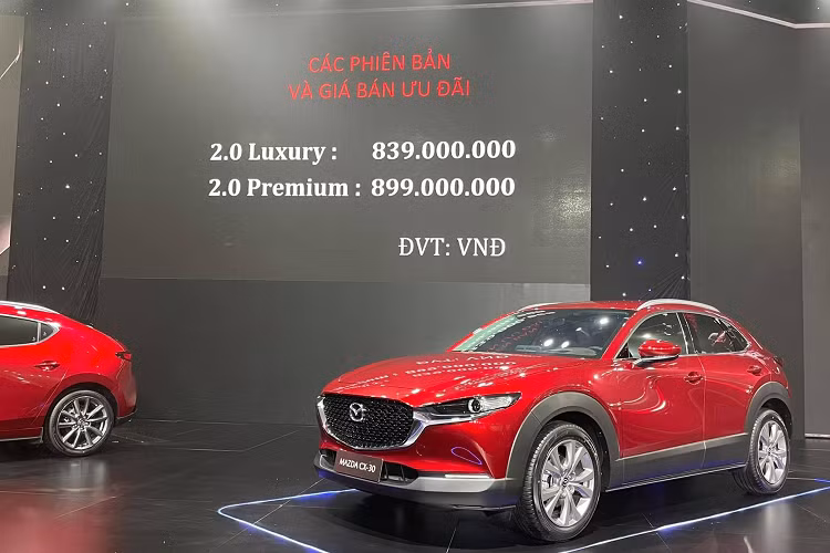 Thaco Mazda vừa chính thức ra mắt 2 mẫu SUV đô thị mới tại Việt Nam là Mazda CX-3 và CX-30. Đây là nhóm sản phẩm hãng xe Nhật đã “bỏ quên” lâu nay và đang được các đối thủ khai thác triệt để trong hơn một năm qua. Việc trình làng cùng lúc cả CX-3 và CX-30 có thể xem là động thái quyết liệt của Mazda để giành thị phần ở phân khúc xe gầm cao với mức giá từ khoảng 600 đến 800 triệu đồng.