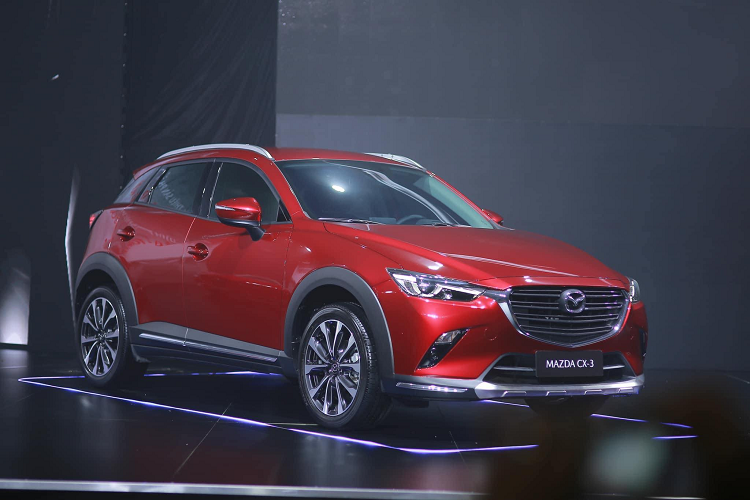 Danh sách an toàn của CX-3 thuộc diện tốt trong phân khúc với các tính năng thông minh trong gói i-Activsense. Mazda trang bị cho CX-3 đèn pha thích ứng, hỗ trợ phanh thông minh (SCBS), cảnh báo điểm mù, cảnh báo phương tiện cắt ngang khi lùi và cảnh báo người lái mất tập trung.