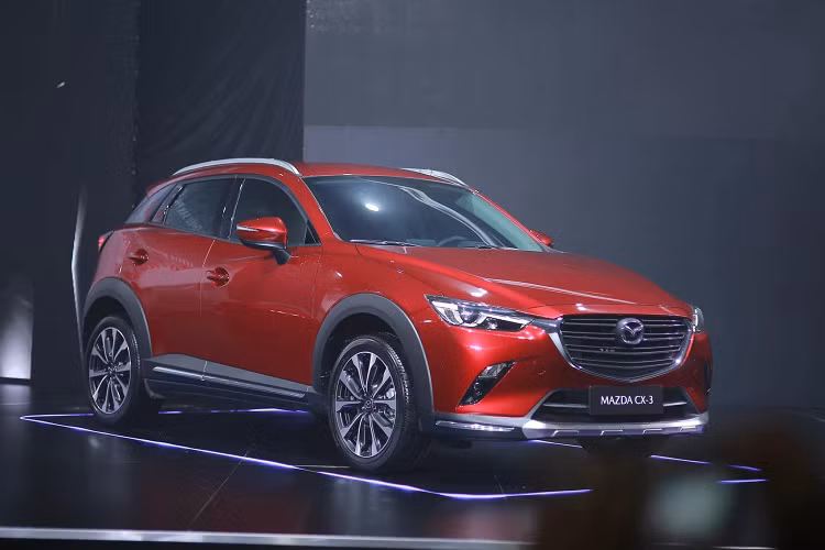 Danh sách an toàn của CX-3 thuộc diện tốt trong phân khúc với các tính năng thông minh trong gói i-Activsense. Mazda trang bị cho CX-3 đèn pha thích ứng, hỗ trợ phanh thông minh (SCBS), cảnh báo điểm mù, cảnh báo phương tiện cắt ngang khi lùi và cảnh báo người lái mất tập trung.