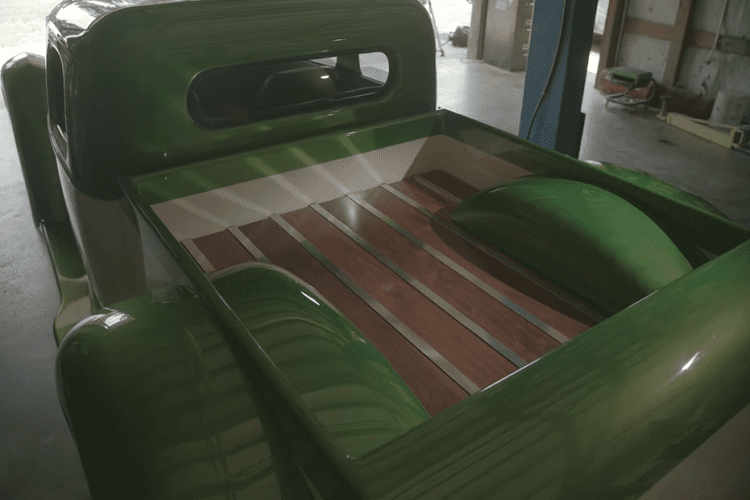 Dưới nắp capô xe là động cơ diesel tăng áp kép Cummins 24 van, sản sinh công suất 750 mã lực mạnh mẽ, nằm trong khoang động cơ sơn màu đen Midnight Black và vàng Devil’s Gold. Chiếc xe bán tải có một không hai chỉ cao khoảng 1,22 mét nhưng lại dài xấp xỉ 6,1 mét.