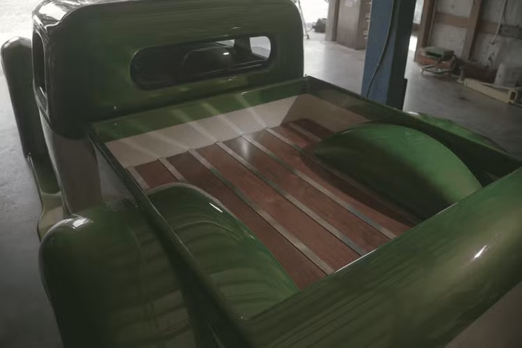 Dưới nắp capô xe là động cơ diesel tăng áp kép Cummins 24 van, sản sinh công suất 750 mã lực mạnh mẽ, nằm trong khoang động cơ sơn màu đen Midnight Black và vàng Devil’s Gold. Chiếc xe bán tải có một không hai chỉ cao khoảng 1,22 mét nhưng lại dài xấp xỉ 6,1 mét.