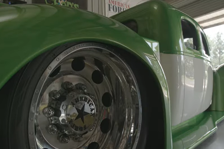 Nó cũng rộng hơn khoảng 0,3 mét so với trước đây, làm cho không gian nội thất rộng rãi hơn và cho phép lắp đặt trục sau kép thực sự, mỗi bên trục là một cặp la-zăng cỡ 24 inch.