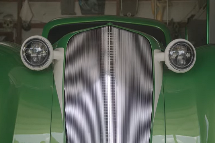 Không bất ngờ khi Martin nói rằng chiếc bán tải Chevrolet gầm thấp, to rộng của anh ấy luôn khiến người khác ngoái đầu nhìn mỗi khi xuất hiện trên đường.