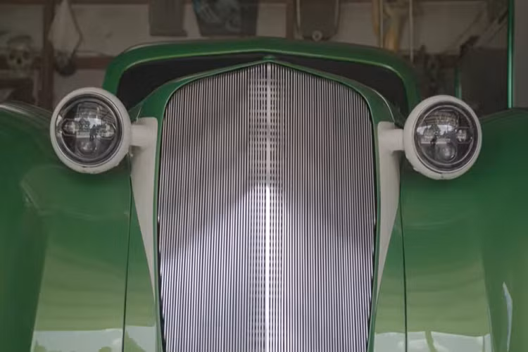 Không bất ngờ khi Martin nói rằng chiếc bán tải Chevrolet gầm thấp, to rộng của anh ấy luôn khiến người khác ngoái đầu nhìn mỗi khi xuất hiện trên đường.