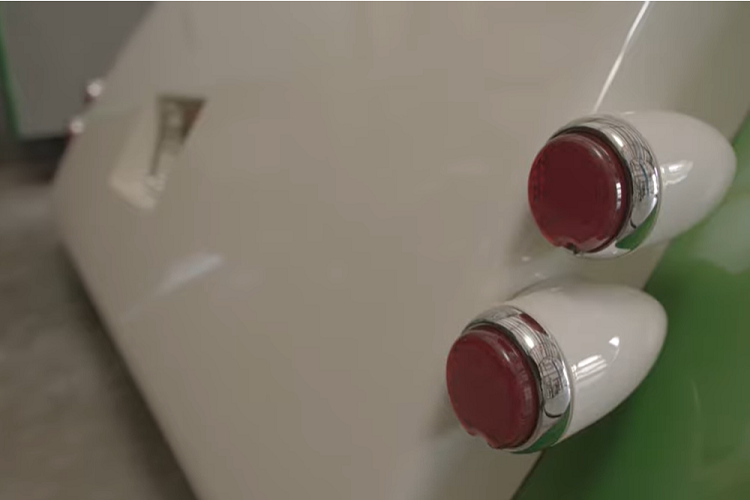 Chiếc xe còn có phần thùng phía sau bằng gỗ óc chó màu đen với các dải thép không gỉ, và cũng có một cửa bình nhiên liệu ẩn trong đó.