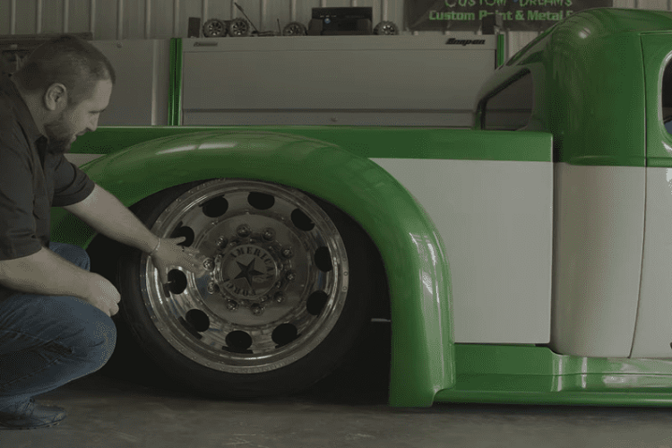 Trong khi nó vốn là một chiếc xe sedan Chevrolet 1936, chiếc xe hoàn thiện cuối cùng không còn mấy đặc điểm của mẫu xe cổ điển đó. Những chi tiết nguyên bản duy nhất từ chiếc sedan là bộ đèn pha và cửa ngăn đựng găng tay - mọi thứ khác đều được độ riêng, bao gồm cả nội thất da và thân xe bằng thép.