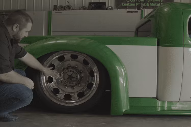 Trong khi nó vốn là một chiếc xe sedan Chevrolet 1936, chiếc xe hoàn thiện cuối cùng không còn mấy đặc điểm của mẫu xe cổ điển đó. Những chi tiết nguyên bản duy nhất từ chiếc sedan là bộ đèn pha và cửa ngăn đựng găng tay - mọi thứ khác đều được độ riêng, bao gồm cả nội thất da và thân xe bằng thép.