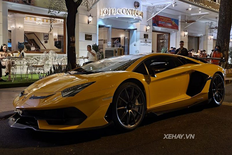 Ngay sau đó, siêu xe Lamborghini Aventador SVJ Coupe đã được chủ nhân nâng cấp gói độ của hãng Novitec, bổ sung nhiều chi tiết sợi carbon mới như ốp cản trước, ốp khe gió, ốp sườn, phần khe hút gió bên sườn và bên dưới cánh gió cố định.