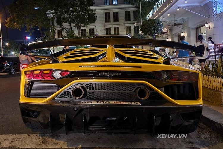 "Trái tim" của Lamborghini Aventador SVJ là khối động cơ hút khí tự nhiên V12 6.5L cho ra công suất 770 mã lực và mô-men xoắn cực đại 720Nm, mạnh hơn 30 mã lực so với Aventador SV. Siêu xe chỉ mất 2,8 giây để tăng tốc từ 0-100 km/h trước khi cán tốc độ tối đa 350 km/h.
