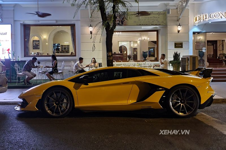 Lamborghini Aventador SVJ là phiên bản đặc biệt, chỉ được sản xuất với số lượng giới hạn 963 chiếc. Trong đó, 63 chiếc sẽ thuộc bản đặc biệt hơn nhân kỷ niệm năm thành lập của hãng, năm 1963.