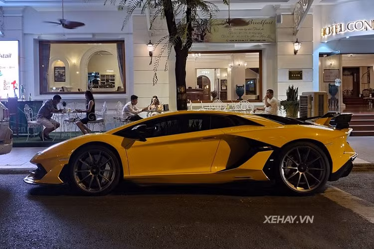 Lamborghini Aventador SVJ là phiên bản đặc biệt, chỉ được sản xuất với số lượng giới hạn 963 chiếc. Trong đó, 63 chiếc sẽ thuộc bản đặc biệt hơn nhân kỷ niệm năm thành lập của hãng, năm 1963.