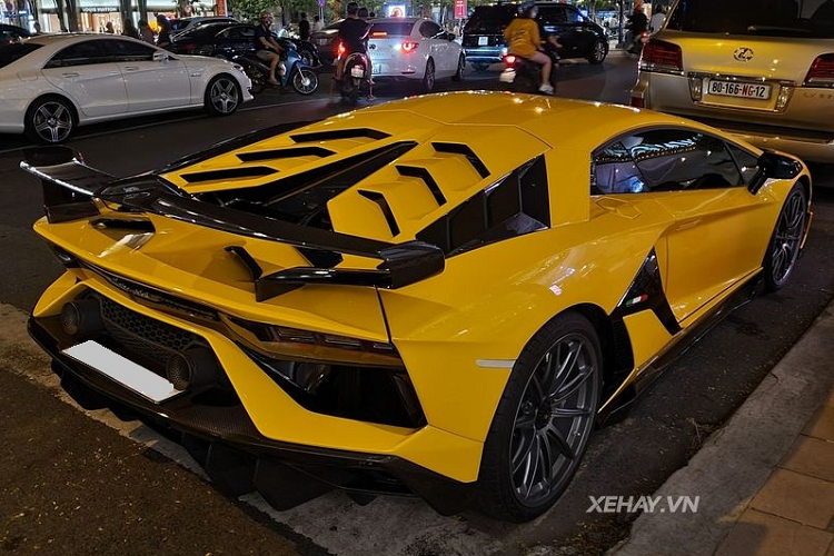 Khác với ngoại thất màu xanh Blu Glauco của chiếc Aventador SVJ đầu tiên đang định cư tại Hà Nội, chiếc Aventador SVJ này sở hữu nước sơn ngoại thất màu vàng Giallo Evros vô cùng bắt mắt. Đi kèm là bộ mâm đa chấu 20 inch thể thao và cùm phanh màu bạc.