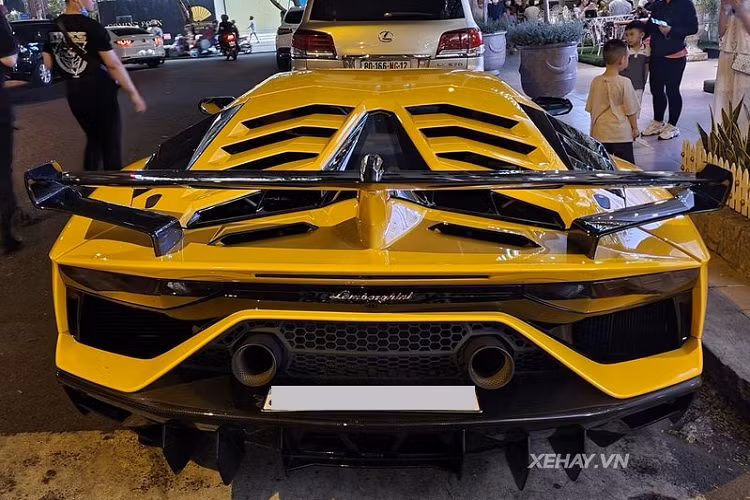 Đáng chú ý hơn, chiếc Lamborghini Aventador SVJ Coupe "độc nhất vô nhị" này đã được "lên đời" hệ thống ống xả hoàn toàn mới đến từ thương hiệu Brooke Race Exhausts. Theo tìm hiểu, bộ ống xả này có giá khoảng 7.000 Euro (khoảng 200 triệu đồng), nó vừa nhẹ hơn lại vừa giúp "siêu bò" cho ra âm thanh đanh hơn, "đã tai" hơn.