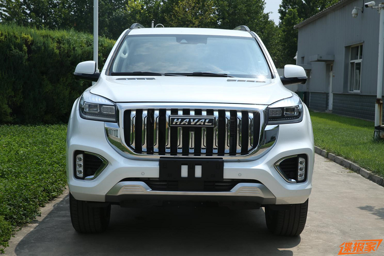 Nhìn vào tổng thể thiết kế, ngoại thất bên ngoài của mẫu xe SUV Haval H9 2021 mang thiết kế rất dễ làm người xem gợi nhớ đến dòng SUV Toyota Land Cruiser Prado. Trên thực tế, các hãng xe Trung Quốc thường vay mượn phong thiết kế của các dòng xe nổi tiếng là điều không quá xa lạ.