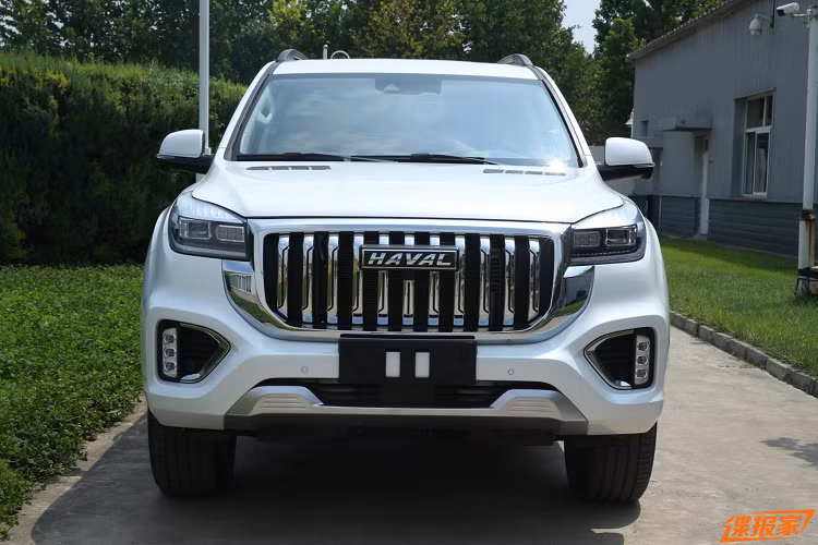 Nhìn vào tổng thể thiết kế, ngoại thất bên ngoài của mẫu xe SUV Haval H9 2021 mang thiết kế rất dễ làm người xem gợi nhớ đến dòng SUV Toyota Land Cruiser Prado. Trên thực tế, các hãng xe Trung Quốc thường vay mượn phong thiết kế của các dòng xe nổi tiếng là điều không quá xa lạ.