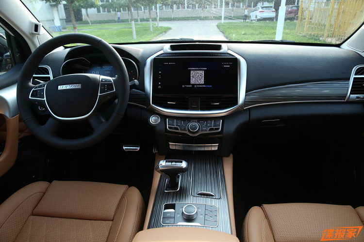 Nếu xét về tiêu chí hiện đại, thì nội thất Haval H9 2021 hiện đại hơn nhiều so với nội thất Land Cruiser Prado. Tuy nhiên, nội thất Land Cruiser Prado sở hữu những trang bị “truyền thống” như cần số tay gạt, đồng hồ hỗ trợ lái analog, nhiều chi tiết thiết kế hài hoà, bố cục đơn giản, thân thiện với người dùng và cao cấp hơn so với Haval H9 2021.