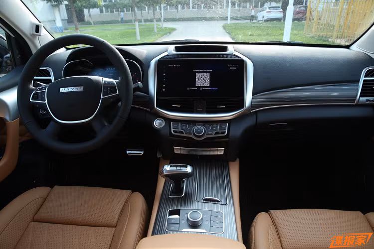 Nếu xét về tiêu chí hiện đại, thì nội thất Haval H9 2021 hiện đại hơn nhiều so với nội thất Land Cruiser Prado. Tuy nhiên, nội thất Land Cruiser Prado sở hữu những trang bị “truyền thống” như cần số tay gạt, đồng hồ hỗ trợ lái analog, nhiều chi tiết thiết kế hài hoà, bố cục đơn giản, thân thiện với người dùng và cao cấp hơn so với Haval H9 2021.