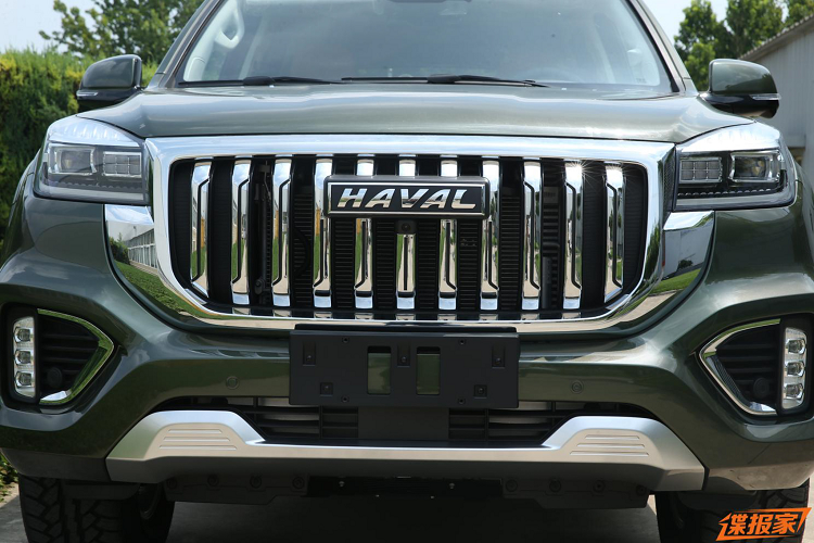 Haval H9 2021 sử dụng lưới tản nhiệt với nan dạng đứng, mạ crôm sáng bóng tương tự như Land Cruiser Prado bản nâng cấp facelift mới, trang bị đèn pha full-LED tích hợp đèn LED ban ngày. Nội thất Haval H9 2021 khá hiện đại khi sử dụng màn hình hỗ trợ lái kỹ thuật số và màn hình giải trí trung tâm cỡ lớn. Trang bị vô lăng 4 chấu tích hợp nhiều nút bấm và cả cần số điện tử với núm xoay điều khiển đa chức năng bên dưới.