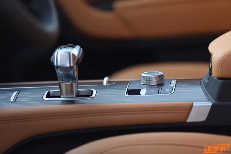 Về động cơ và hệ dẫn động. Haval H9 2021 sẽ sử dụng động cơ Dầu, 4cyl thẳng hàng, dung tích 2.0L tăng áp cho công suất tối đa 224 mã lực. Xe sử dụng kết hợp với hộp số tự động 8 cấp, dẫn động 2 cầu. Xe có tổng cộng 6 chế độ lái.