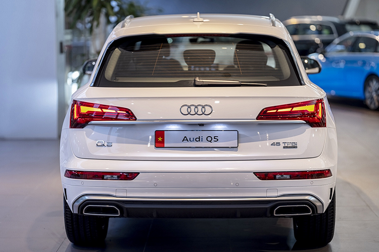 Nhìn từ bên hông, Q5 giờ đây trông nhẹ nhàng hơn với khoảng sáng gầm xe lớn hơn nhờ ốp ngưỡng cửa được tối ưu hóa. Cánh lướt gió và ray nhôm trên nóc xe càng làm nổi bật vẻ cứng cáp. Ở phần đuôi xe là chi tiết trang trí mới nằm giữa hai cụm đèn LED và ống xả mới nằm ngang. Ngoài phiên bản tiêu chuẩn, phiên bản Q5 S line được trang bị lưới tản nhiệt tổ ong thể thao và ốp crom bao quanh các ống xả.