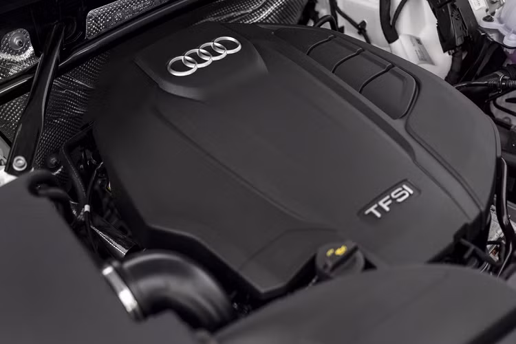 Audi Q5 45 TFSI sử dụng động cơ 2.0 4 xy lanh, công suất 245 mã lực, mô-men xoắn 400 Nm, tăng tốc từ 0 lên 100km/h trong 7,6 giây và đạt vận tốc tối đa 237 km/h. Hộp số S-tronic 7 cấp và hệ dẫn động bốn bánh quattro cũng mang lại hiệu suất cao cho hệ truyền động. Hệ thống điện Mild Hybrid giúp tiết kiệm nhiên liệu tốt hơn.