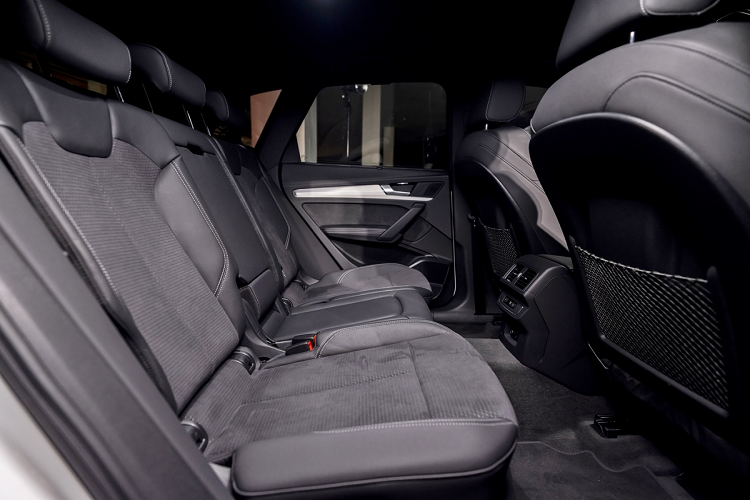 Ở khoang sau, rèm che kéo tay ở cửa sổ hàng ghế sau tăng thêm sự riêng tư. Các tấm ốp và nẹp trang trí bằng nhôm làm nổi bật nội thất tinh xảo của Audi. Hàng ghế sau có thể trượt cùng tựa lưng ghế có thể gập giúp gia tăng không gian hành lý từ 580 lít lên tới 1.580 lít. Tấm lót sàn cùng nắp cốp sau đóng/ mở điện được trang bị tiêu chuẩn để tăng thêm sự tiện lợi.