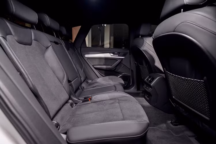 Ở khoang sau, rèm che kéo tay ở cửa sổ hàng ghế sau tăng thêm sự riêng tư. Các tấm ốp và nẹp trang trí bằng nhôm làm nổi bật nội thất tinh xảo của Audi. Hàng ghế sau có thể trượt cùng tựa lưng ghế có thể gập giúp gia tăng không gian hành lý từ 580 lít lên tới 1.580 lít. Tấm lót sàn cùng nắp cốp sau đóng/ mở điện được trang bị tiêu chuẩn để tăng thêm sự tiện lợi.