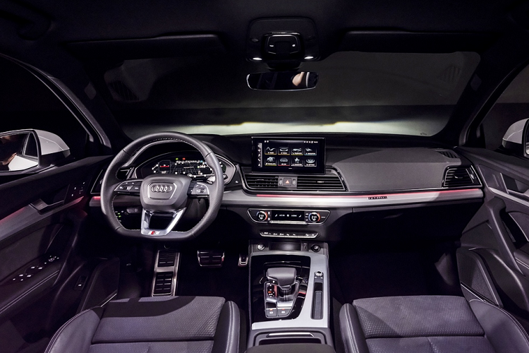 Chỉ là bản facelift nên Q5 2021 không nhiều sự khác biệt trong nội thất. Điểm thay đổi ở màn hình trung tâm lớn hơn, đồng hồ lái kỹ thuật số Audi Virtual Cockpit 12,3 inch hiện đại hơn. Đằng sau những cài đặt điều khiển mới được cập nhật trên Audi Q5 là trình duyệt mới – nền tảng hệ thống thông tin giải trí thế hệ thứ 3 (MIB 3) cung cấp khả năng tính toán gấp 10 lần so với phiên bản tiền nhiệm MIB 2. Để thuận tiện, cả hai ghế trước đều điều chỉnh điện và ghế lái có tính năng ghi nhớ vị trí.