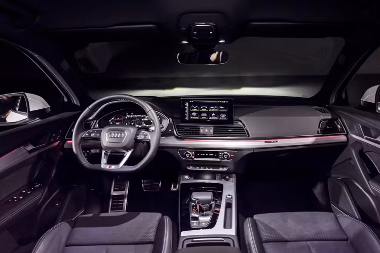 Chỉ là bản facelift nên Q5 2021 không nhiều sự khác biệt trong nội thất. Điểm thay đổi ở màn hình trung tâm lớn hơn, đồng hồ lái kỹ thuật số Audi Virtual Cockpit 12,3 inch hiện đại hơn. Đằng sau những cài đặt điều khiển mới được cập nhật trên Audi Q5 là trình duyệt mới – nền tảng hệ thống thông tin giải trí thế hệ thứ 3 (MIB 3) cung cấp khả năng tính toán gấp 10 lần so với phiên bản tiền nhiệm MIB 2. Để thuận tiện, cả hai ghế trước đều điều chỉnh điện và ghế lái có tính năng ghi nhớ vị trí.