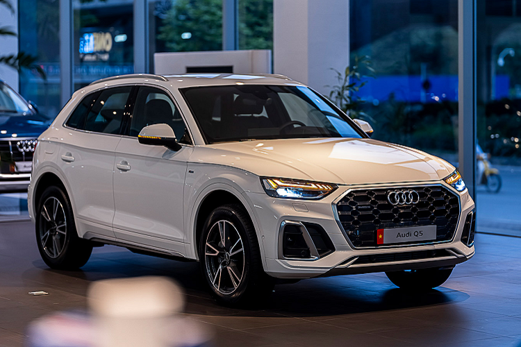 Xe được lắp ráp tại nhà máy San José Chiapa tại Mexico và lô đầu tiên cho thị trường Việt Nam đã được đưa vào dây chuyền sản xuất từ cuối năm 2020. Tại Việt Nam, Audi Q5 2021 được phân phối với hai màu sơn mới là xanh District Green và xanh Ultra Blue. Giá xe Audi Q5 2021 hiện không được Audi Việt Nam chính thức công bố, nhưng theo một số thông tin mà chúng tôi nhận được thì nó có thể có bán ra trên 2,7 tỷ đồng.